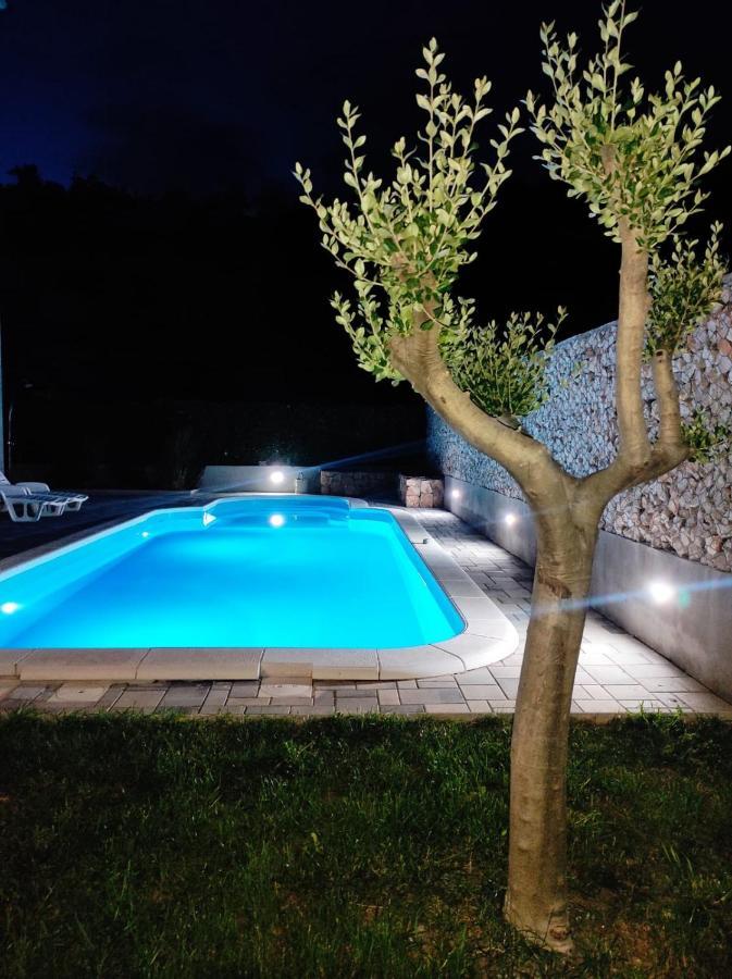 Village Holiday Apartman With Heated Pool Maslina Kostanje Exterior foto