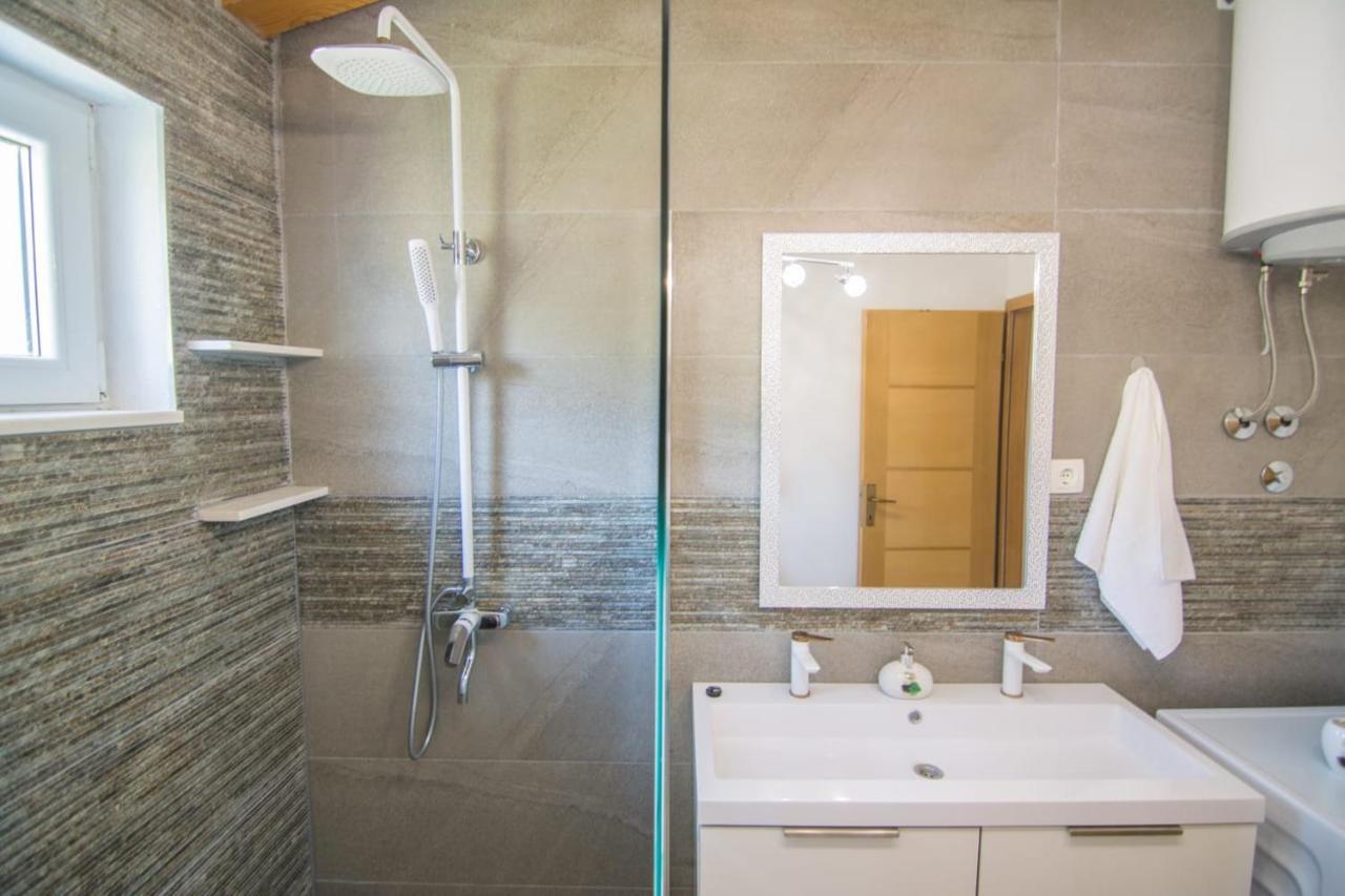 Village Holiday Apartman With Heated Pool Maslina Kostanje Exterior foto