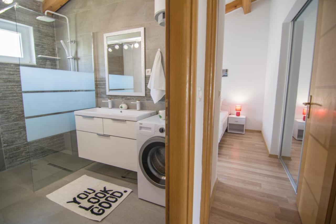 Village Holiday Apartman With Heated Pool Maslina Kostanje Exterior foto